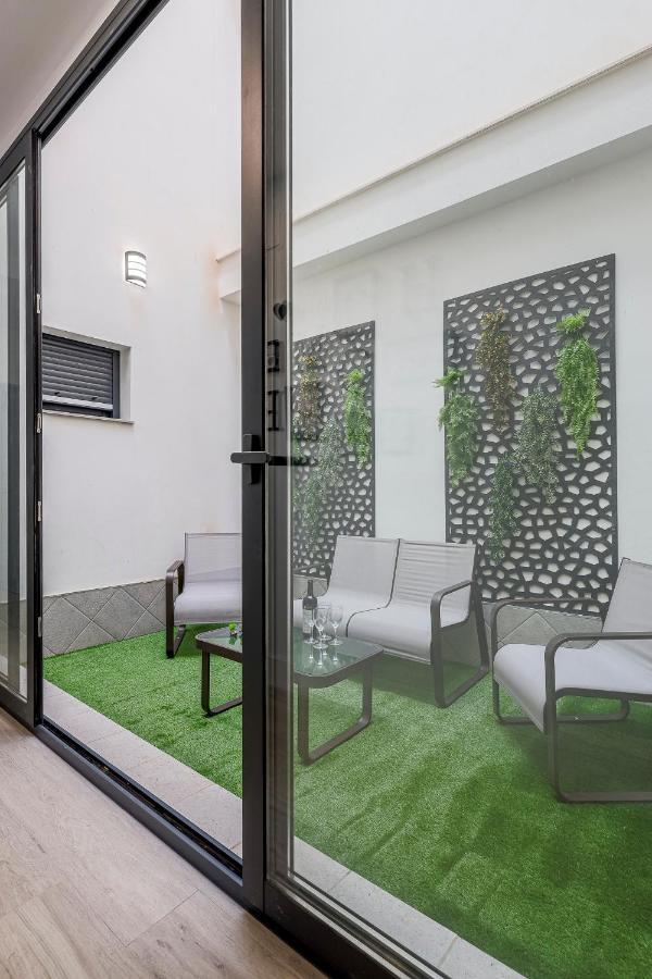 Family Suit Principal Encantos De Sevilla Exterior photo
